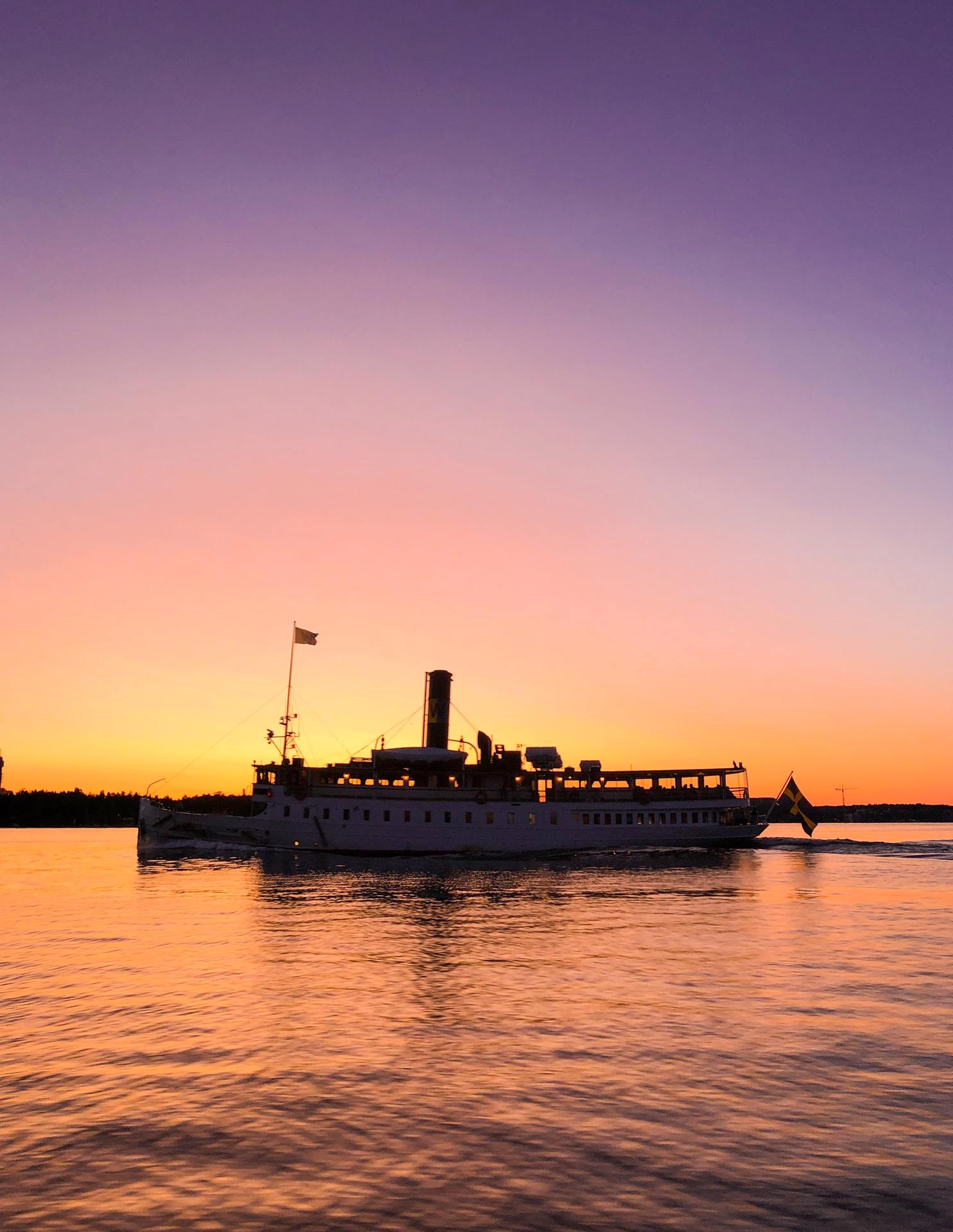 Skärgårdsbåt i sommarkvällning.