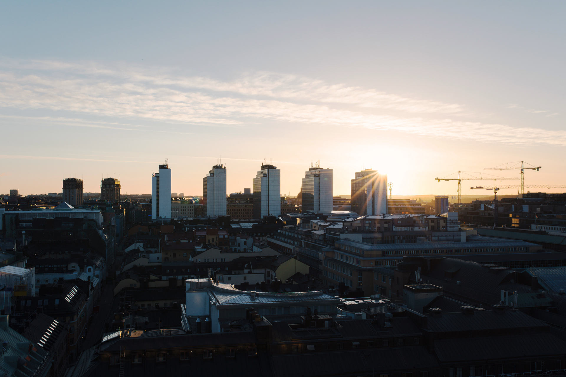 Hötorgsskraporna i sommarkvällsljus.