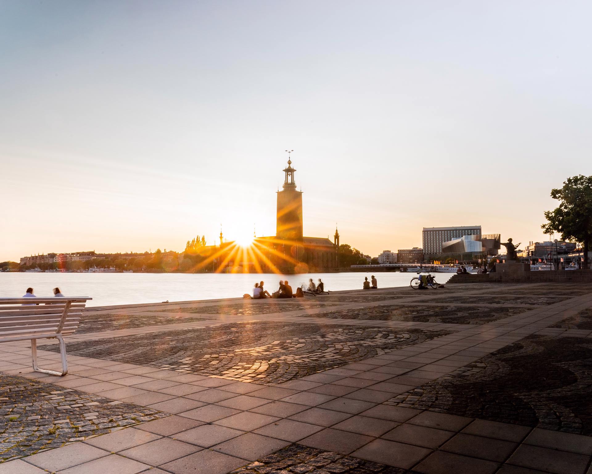 Stadshuset i motljus.